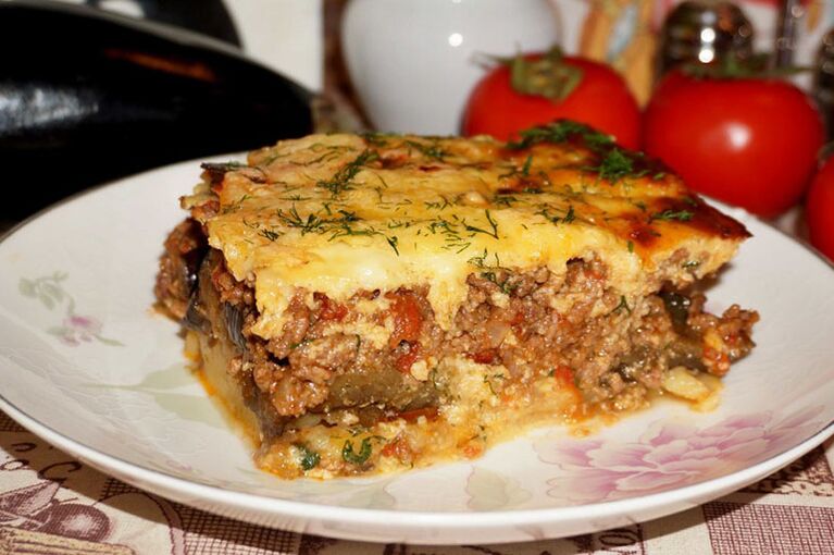 Abundant casserole of minced meat and eggplant, ideal for dinner for people with gout