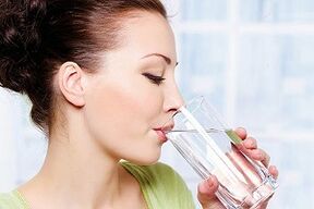 girl drinking water on a diet for the lazy
