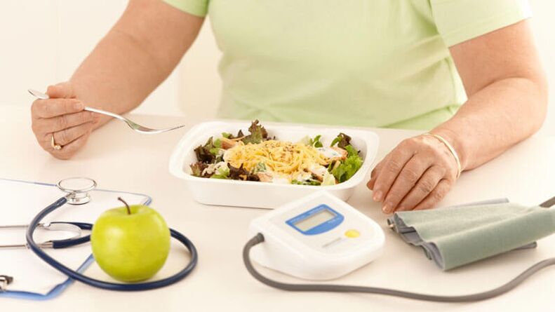 A woman with diabetes follows the doctor's recommendations regarding dietary nutrition