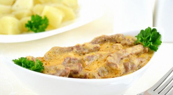 Beef with mushrooms in a cream sauce - a hearty dish during the Consolidation phase of the Dukan diet