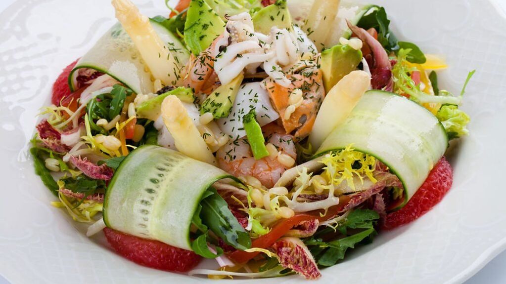 When following the alternating phase of the Dukan diet, it is recommended to eat a seafood salad